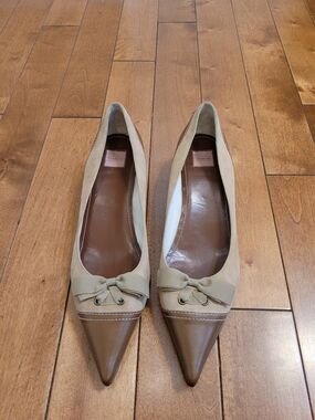 New Vintage Women's Coach Tulla Two-Tone Tan Pointed Toe Kitten Heel Pumps
